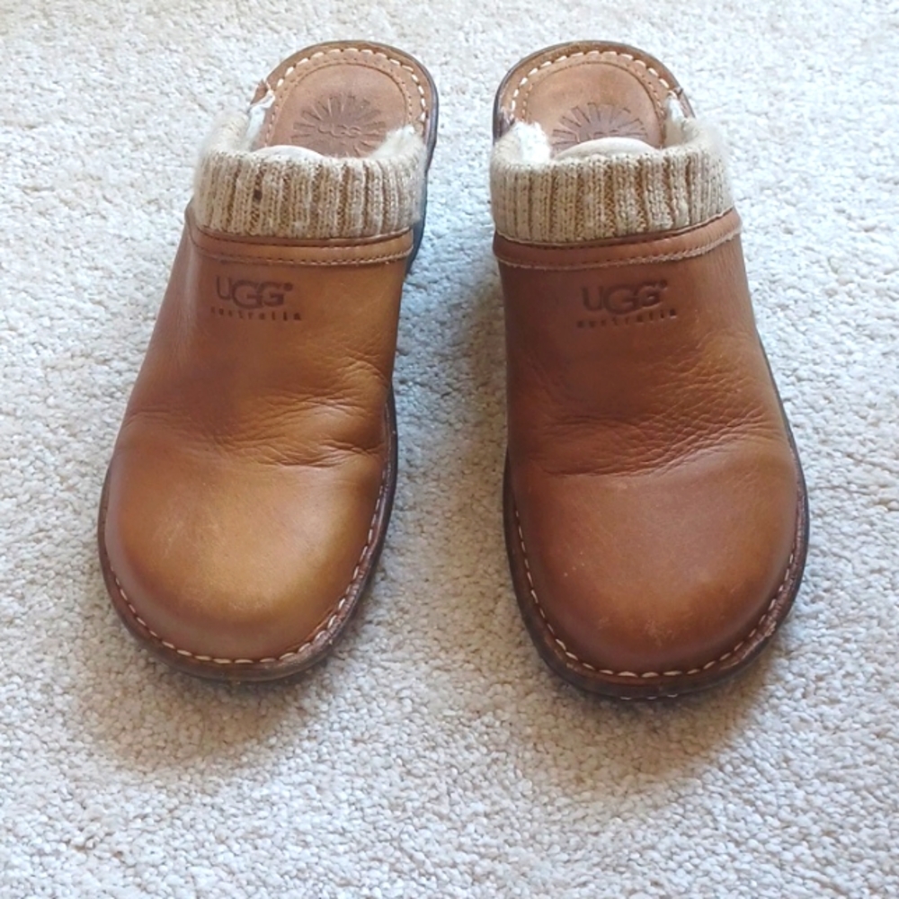 Uggs light brown tan clog very comfortable and soft cushioning inside sz 7